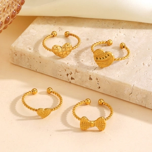 Set di quattro anelli a cuore placcati oro 18K con fasce intrecciate su seta elegante