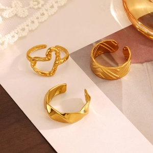 Tre anelli in acciaio inossidabile placcato oro 18K con cuori e motivi geometrici