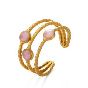 Bague ouverte trois rangs en acier doré avec pierres roses ovales et effet martelé