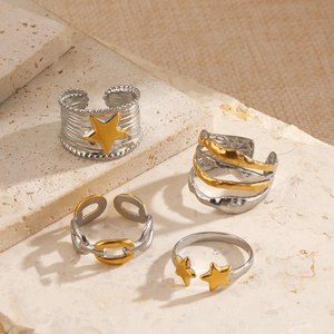 Lot de quatre bagues en acier inoxydable argent et or avec motifs étoile et vague
