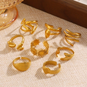 Set de 8 anillos minimalistas de acero inoxidable dorado con diseños de sol y corazón