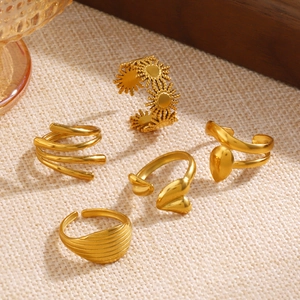 Set de 5 anillos ajustables de acero inoxidable dorado con diseños de sol y corazón