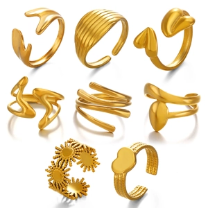 Set de 8 anillos dorados de acero inoxidable con diseños de corazón sol y líneas finas