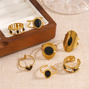 Ensemble de bagues vintage dorées avec cœur en émail noir et motifs géométriques soleil