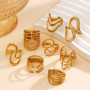 Set of 8 gold-plated stainless steel rings with minimalist wavy and geometric designs
