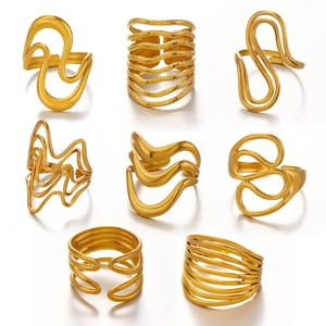 Set of 8 gold-plated stainless steel wavy rings with chunky geometric and hollow designs
