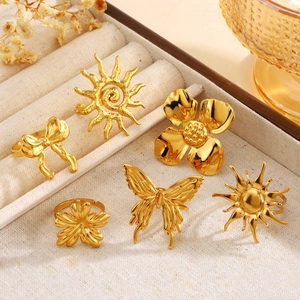 6er-Set goldene Bohemian-Ringe mit Blumen und Schmetterlingen auf Samttablett