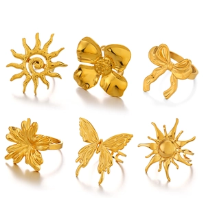 Set aus sechs klobigen Goldringen mit Blumen- und Schmetterlingsmotiven aus Titanstahl