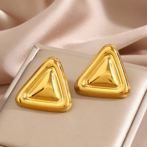 Boucles d'oreilles triangles dorées polies avec finition métallique courbée et style épuré