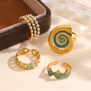 Set di anelli placcati in oro 18k con conchiglie estive e disegni in smalto colorato