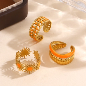 Set di anelli bohémien placcati oro 18 carati con smalto arancione e fiori