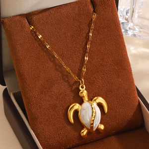 Collier pendentif tortue de mer dorée avec incrustation de coquille blanche et chaîne