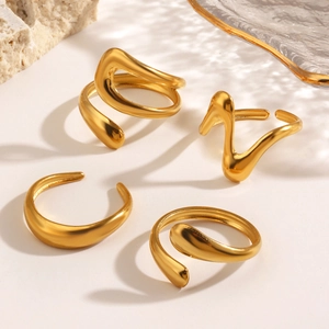 Set van 4 minimalistische onregelmatige gouden roestvrijstalen ringen met organische vorm