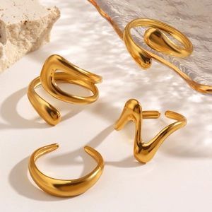 Minimalistische onregelmatige geometrische gouden ringen met een matte afwerking