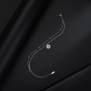 Bracelet double rang en acier inoxydable avec pendentif marguerite et perles argentées