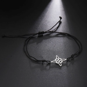 Detail van verstelbare zwarte wastouw armband met zilveren Keltische knoop decoratie