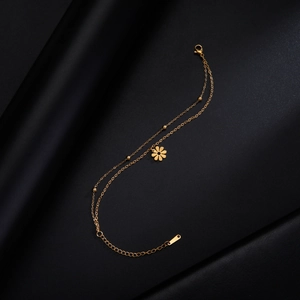 Détail du bracelet marguerite doré double couche avec perles fines et fermoir mousqueton