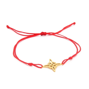 Detail van rode geweven armband met verstelbare knoop en gouden heksenknoop hanger