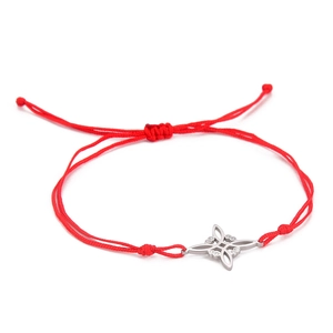 Detail van rode gevlochten verstelbare armband met zilveren S-vormige keltische knoop hanger