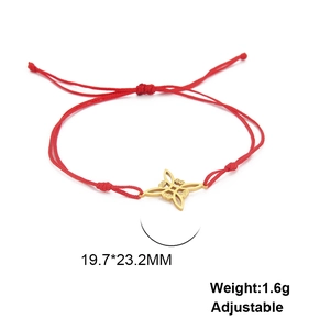 Detail van verstelbare rode gevlochten armband met gouden knoop en afmetingen