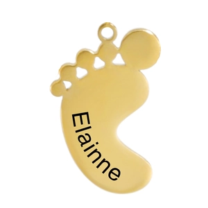 Macro-detail van gepersonaliseerde babyvoetje hanger in gepolijst goud met eigen naam