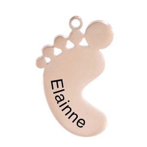 Detail van gepersonaliseerde roségouden babyvoetjes hanger met Elainne gravering