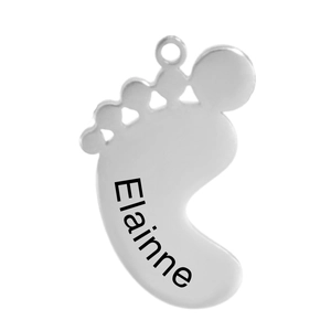 Detail van gepersonaliseerde roestvrijstalen babyvoetjes hanger met eigen naamgravure
