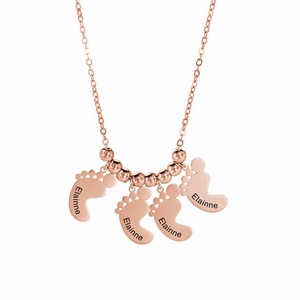 Gepersonaliseerde roségouden roestvrijstalen ketting met vier gegraveerde babyvoetjes