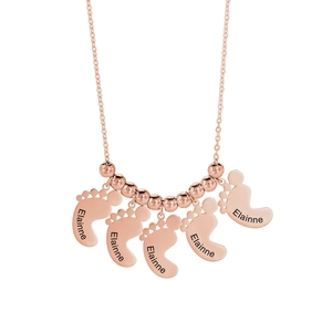Detailweergave van vijf gepersonaliseerde babyvoetjes aan een roségouden kralenketting