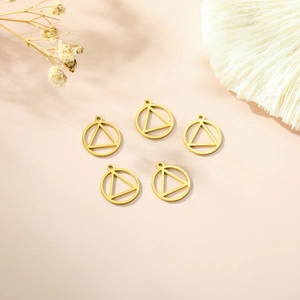 Vue détaillée des pendentifs géométriques en acier inoxydable plaqué or 18 carats