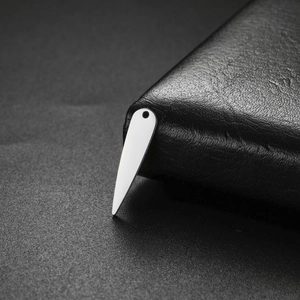 Macro-opname van de zilveren druppelvormige hanger met een gepolijste spiegelafwerking