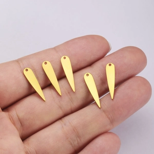 Set van 5 slanke druppelhangers van 18K verguld roestvrij staal in de hand gehouden
