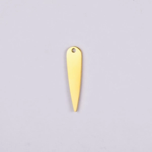 Detailopname van de gepolijste 18K vergulde druppel hanger met gat voor DIY sieraden maken