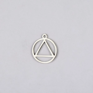 Détail macro du pendentif géométrique poli avec un triangle intérieur chromé