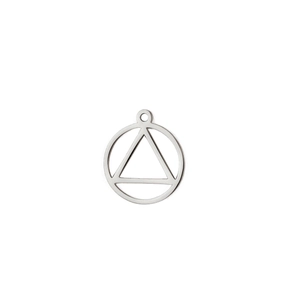 Vue détaillée d'un pendentif géométrique argenté avec triangle à l'intérieur d'un cercle
