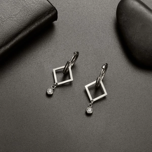 Orecchini geometrici minimalisti in argento con cornice quadrata e ciondolo in cristallo