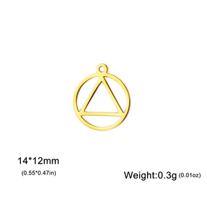 Détail du pendentif géométrique triangle dans cercle plaqué or 18 carats 14x12mm