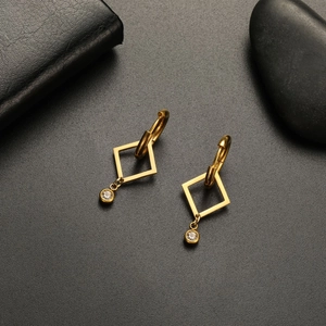 Orecchini pendenti a cerchio in oro con pendente quadrato e zircone bianco