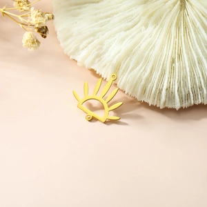 Detailansicht eines goldfarbenen fächerförmigen Edelstahl-Anhängers mit zwei Ringen für DIY