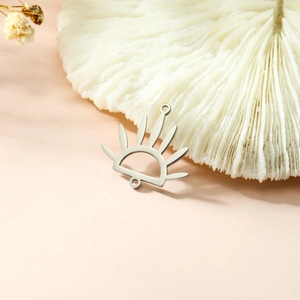 Makroaufnahme von Sonnenstrahl-Anhänger aus Edelstahl mit zwei Ösen für DIY-Schmuck