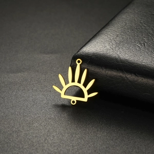 Detailaufnahme goldener fächerförmiger DIY-Schmuckverbinder aus Edelstahl mit Ösen
