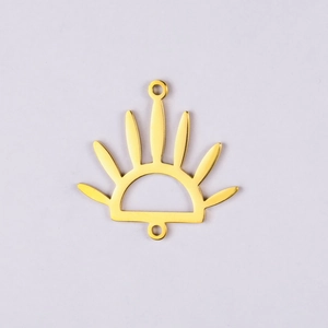 Detailansicht eines goldenen Sonnenaufgang-Anhängers mit zwei Ösen für DIY-Schmuck