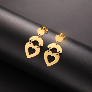 Elegante vergoldete Edelstahl-Herzohrringe mit dreistufigem Cut-out-Hängedesign
