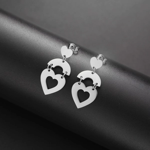 Elegante dreifache Herz-Ohrhänger aus Edelstahl mit poliertem silbernem Metallfinish