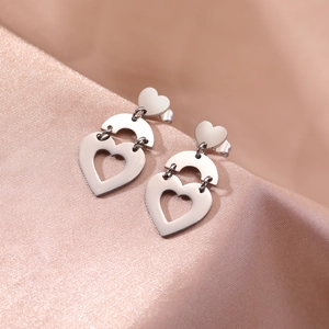 Silberne Hohlherz-Ohrhänger auf Seidenhintergrund für Damen Schmuck Mode