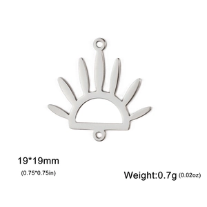 Makroaufnahme von 19x19mm Edelstahl Sonnenstrahl-Anhänger mit zwei Ösen und Cutout-Design