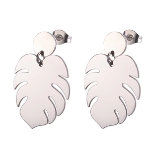 Détail des boucles d'oreilles feuille de monstera en acier argenté avec design ajouré