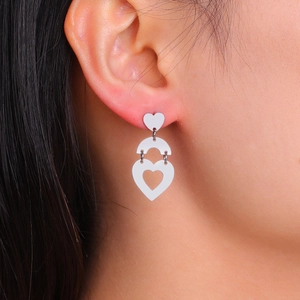 Böhmische weiße, hohle, herzförmige dreistöckige Ohrhänger für Damen Schmuck