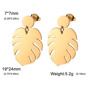 Boucles d'oreilles feuille de monstera dorées en acier poli avec dimensions