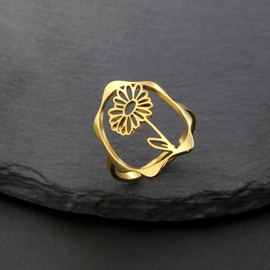 Gros plan détaillé d'une bague tournesol dorée réglable avec cadre ajouré élégant